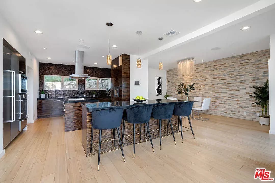 14200 Mulholland Dr