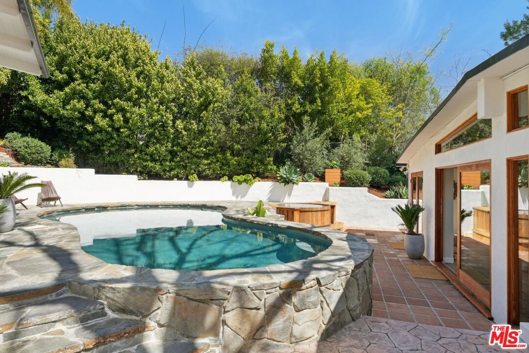 Sunset Crest Dr, 90046