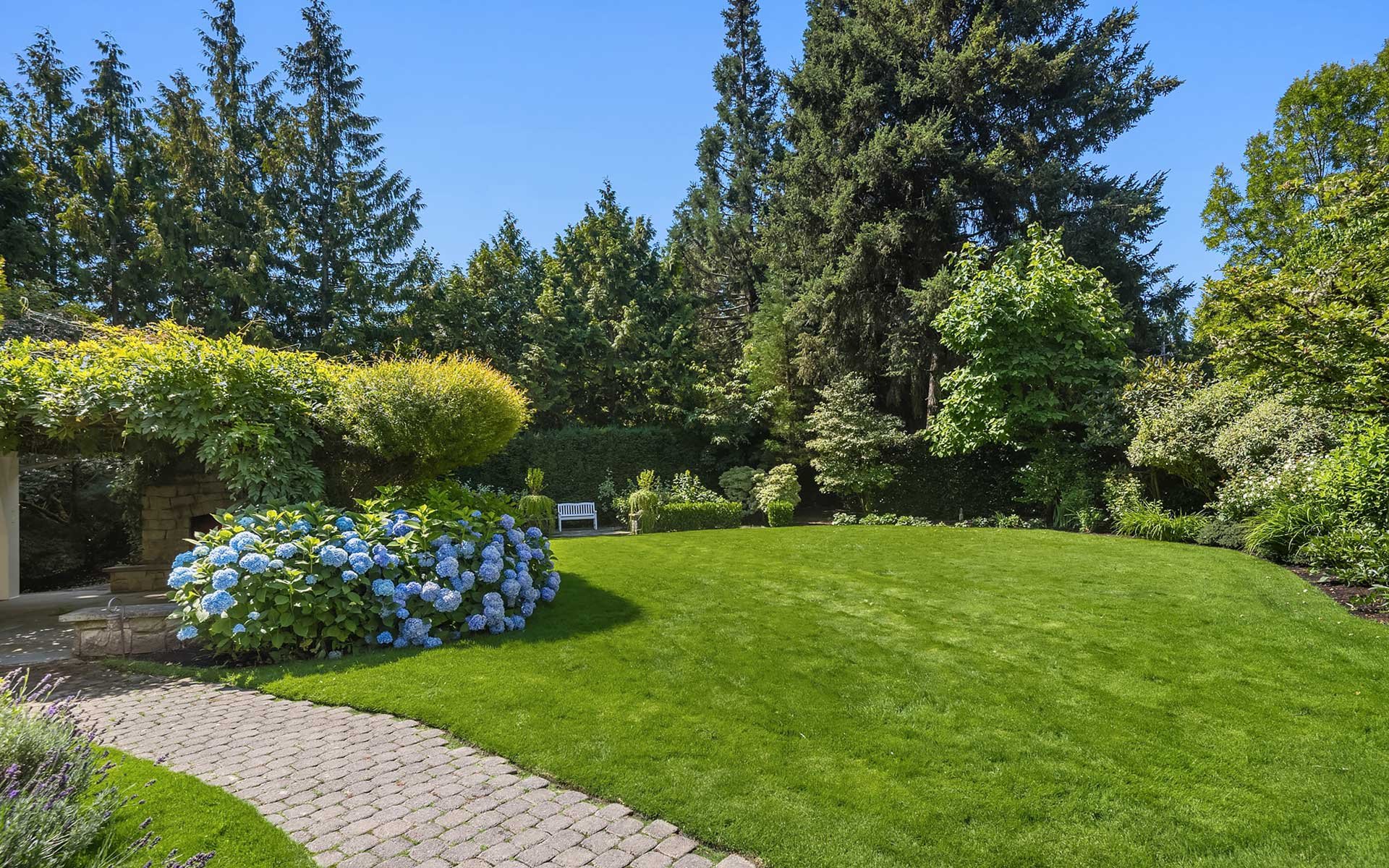 Sunny Hamptons Style in the Heart Of Medina