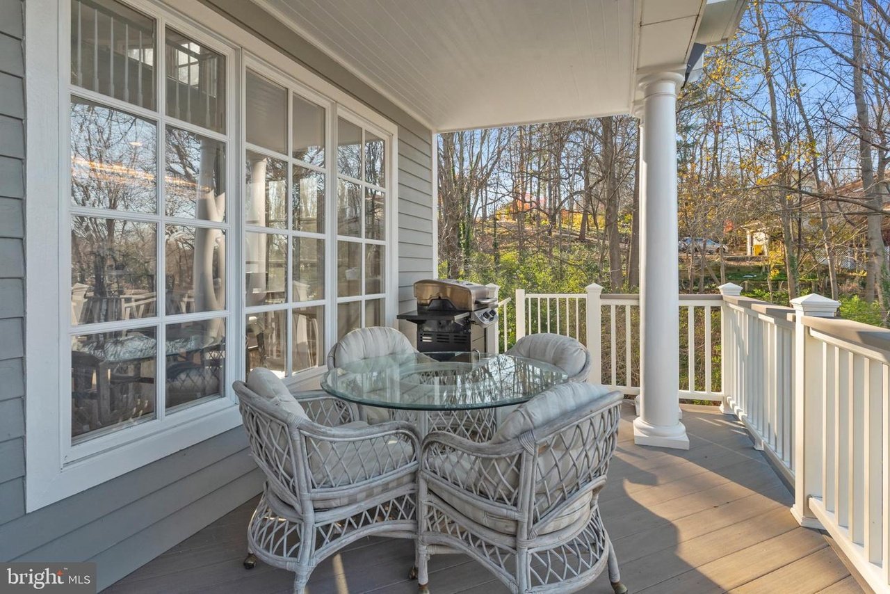 302 Holly Rd