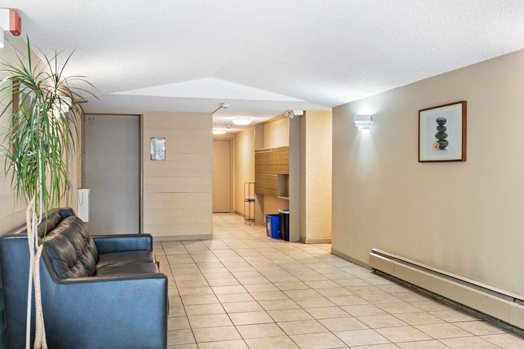270 W 1st St, #202