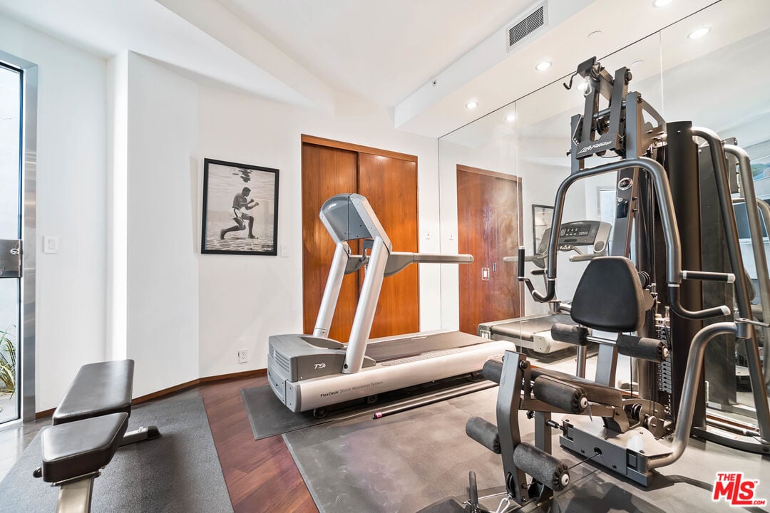 Luminor Crest, Viewmont Dr, 90069