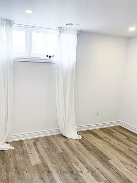 291 Brighton Ave Unit: Lower