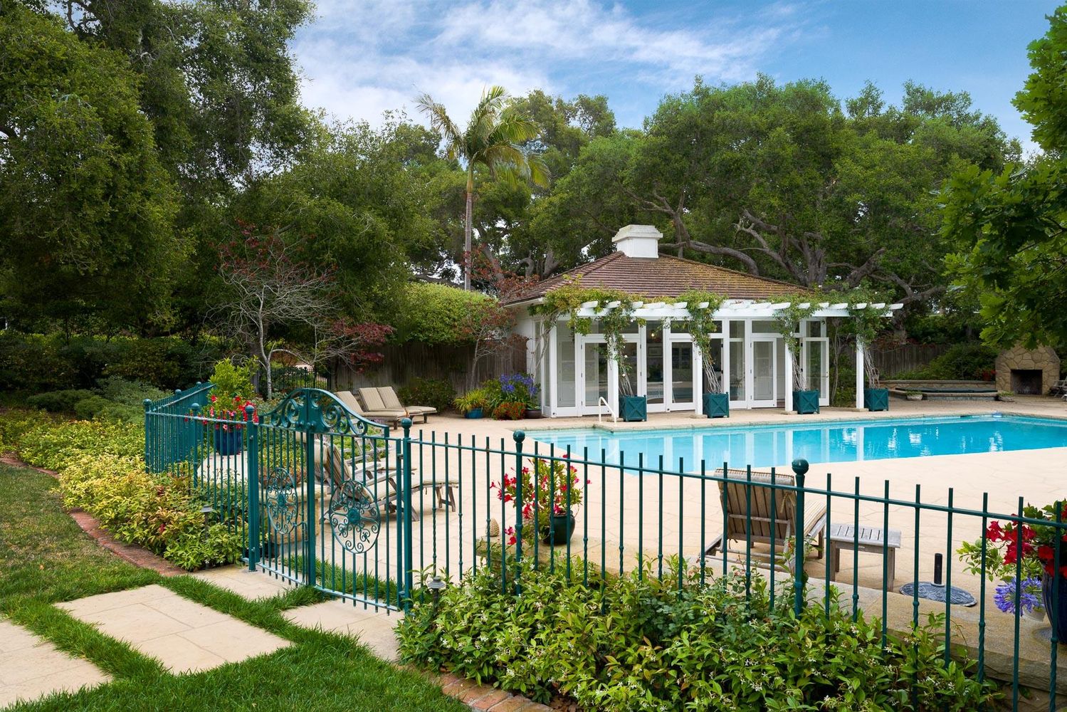 1530 Roble Dr