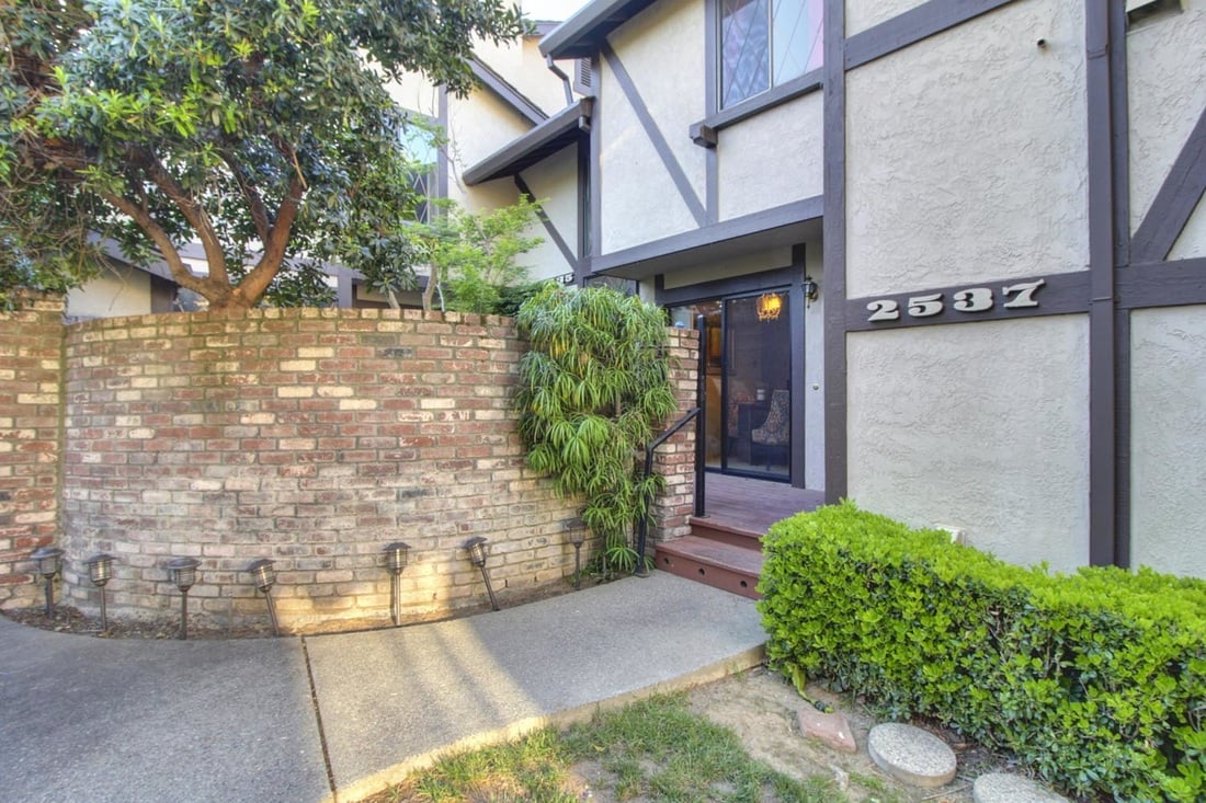 Gorgeous Condo in Popular Exeter Square!