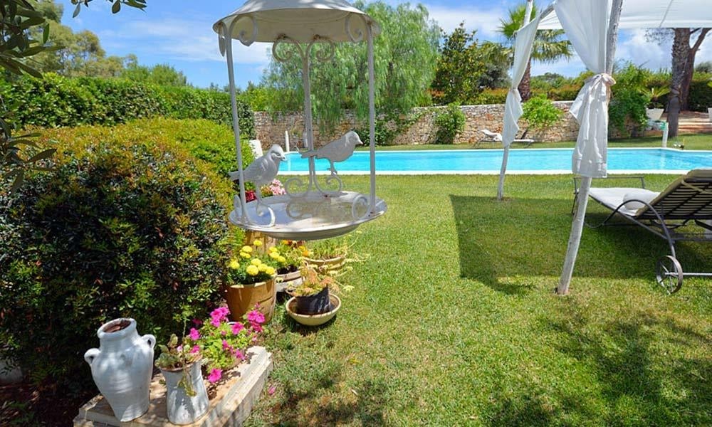 Character Filled Trulli With Pool Near Castellana Grotte