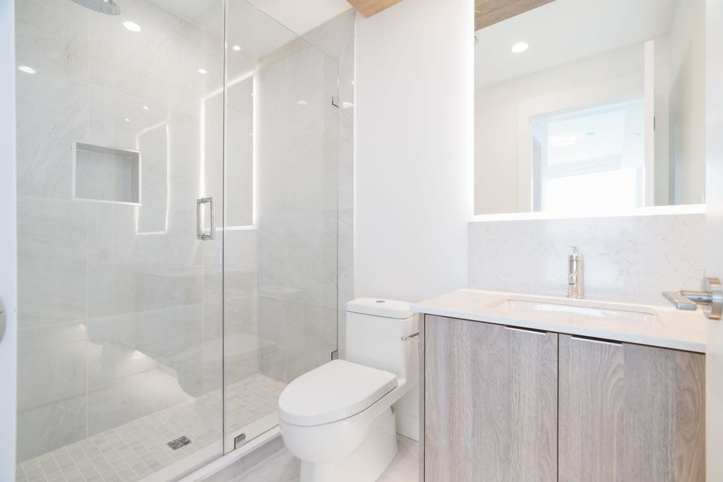 7638 Cambie St, #201