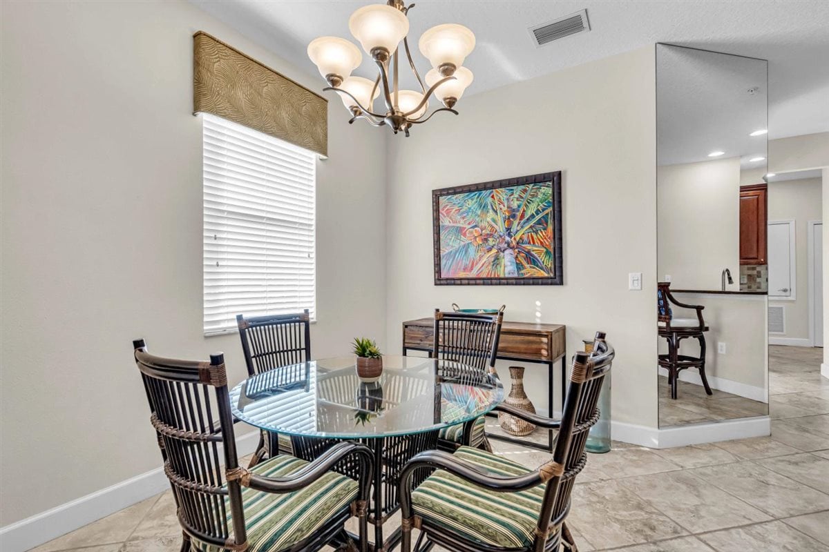 Kitchen Dinette - Plenty of natural light