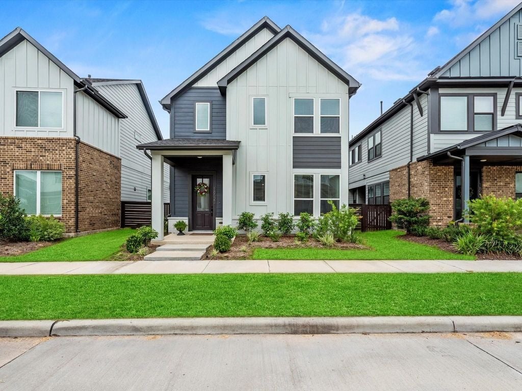 18523 Vivacious Ln