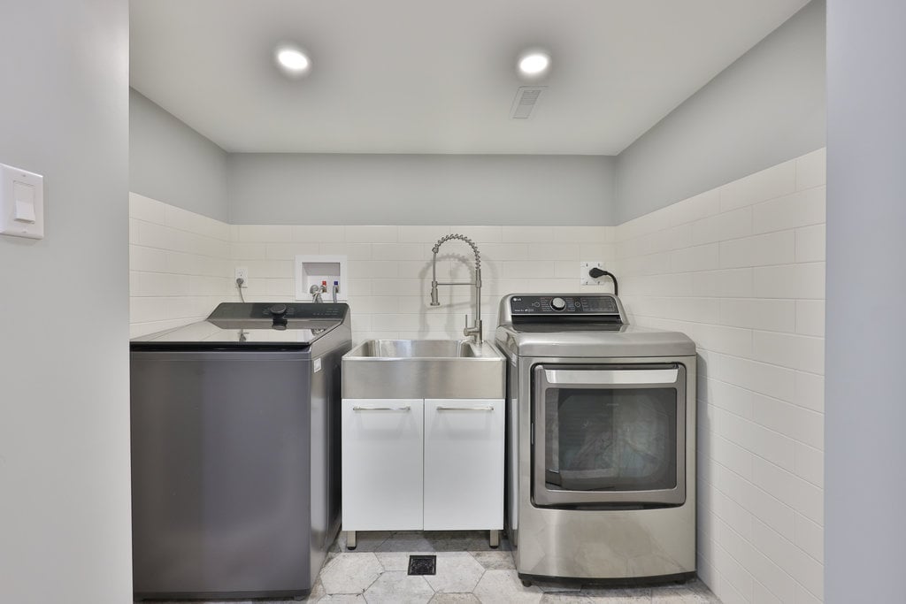 164-2120 Rathburn Rd E