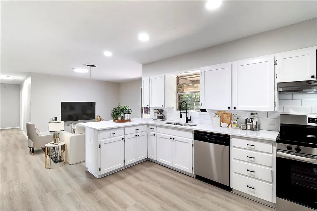 3910 Laura Ln