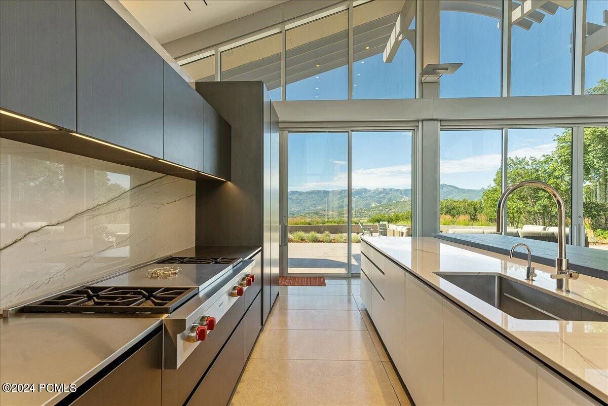 165 W Goshawk Ridge Rd