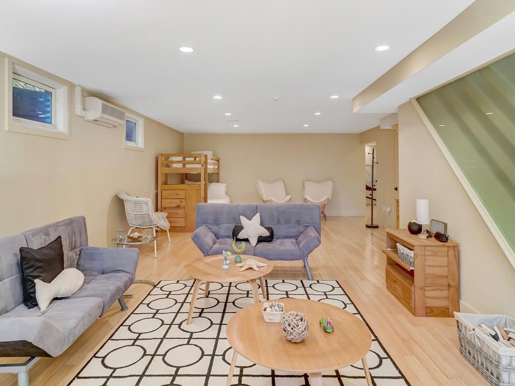 24 W St