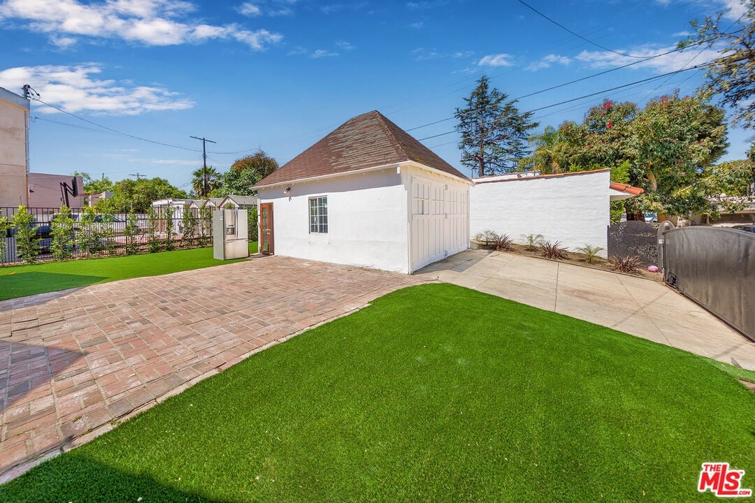 1105 S La Peer Dr