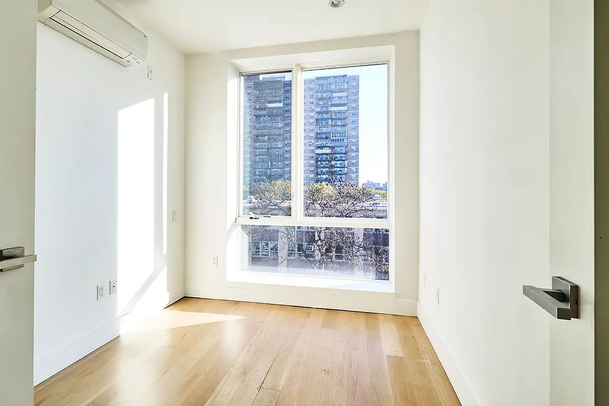 87 Montrose Avenue #2R