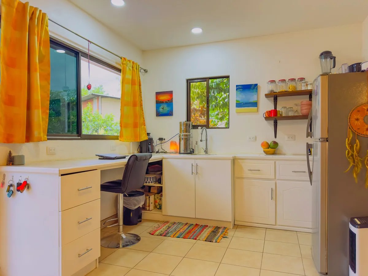 Spacious Living Near Town and Beach