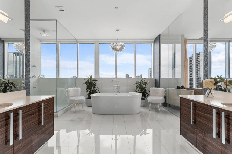 LUXURY IN THE MIAMI SKY