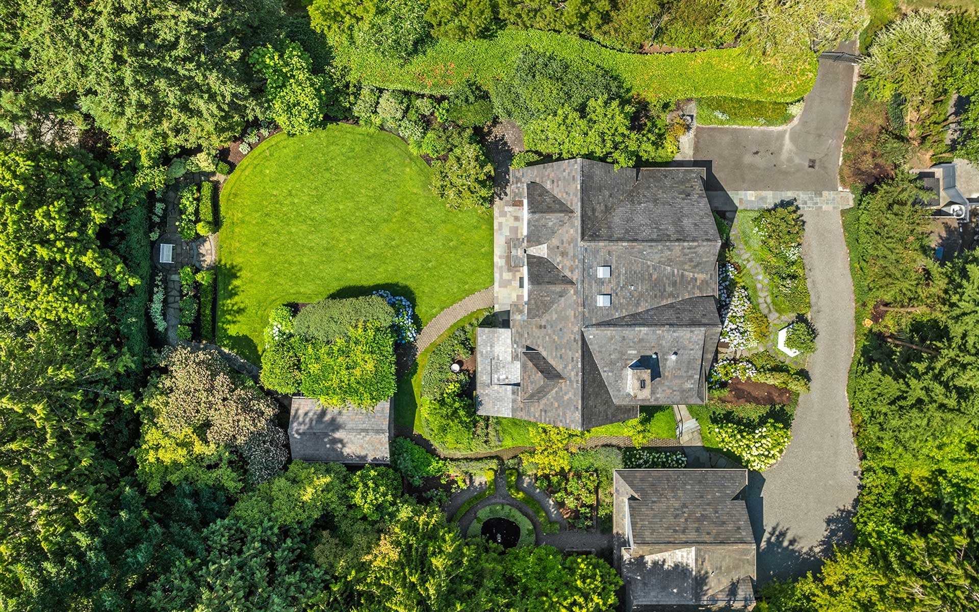 Sunny Hamptons Style in the Heart Of Medina