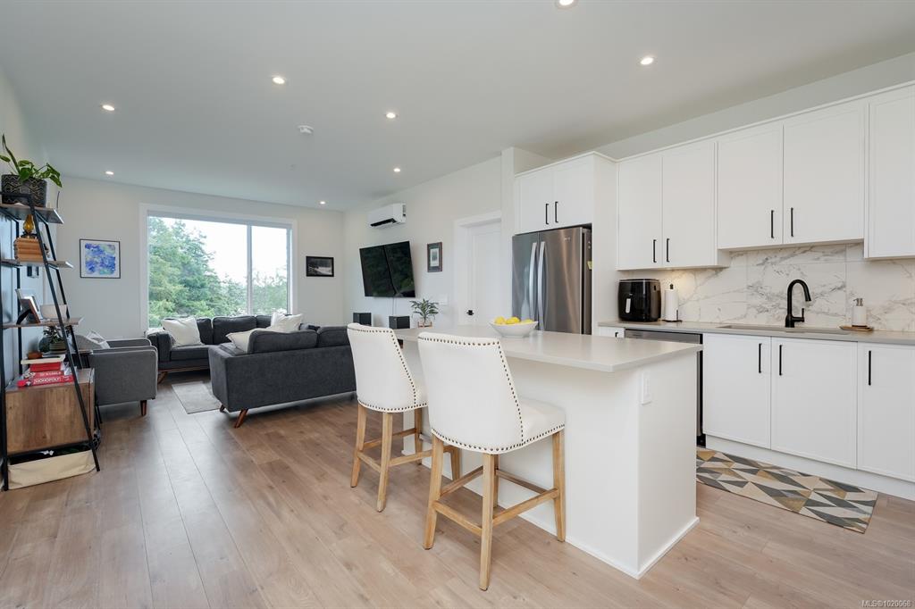 605 - 1361 Goldstream Ave