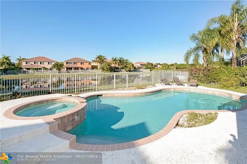 1612 Blue Jay Cir