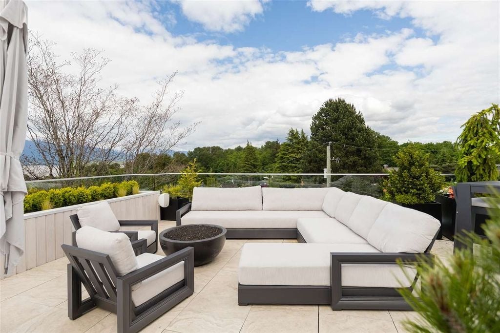 4385 Locarno Cres