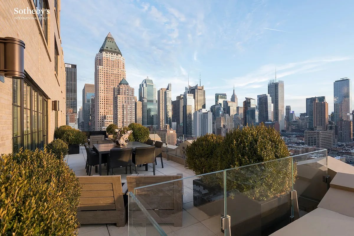 425 West 50th St, #16A