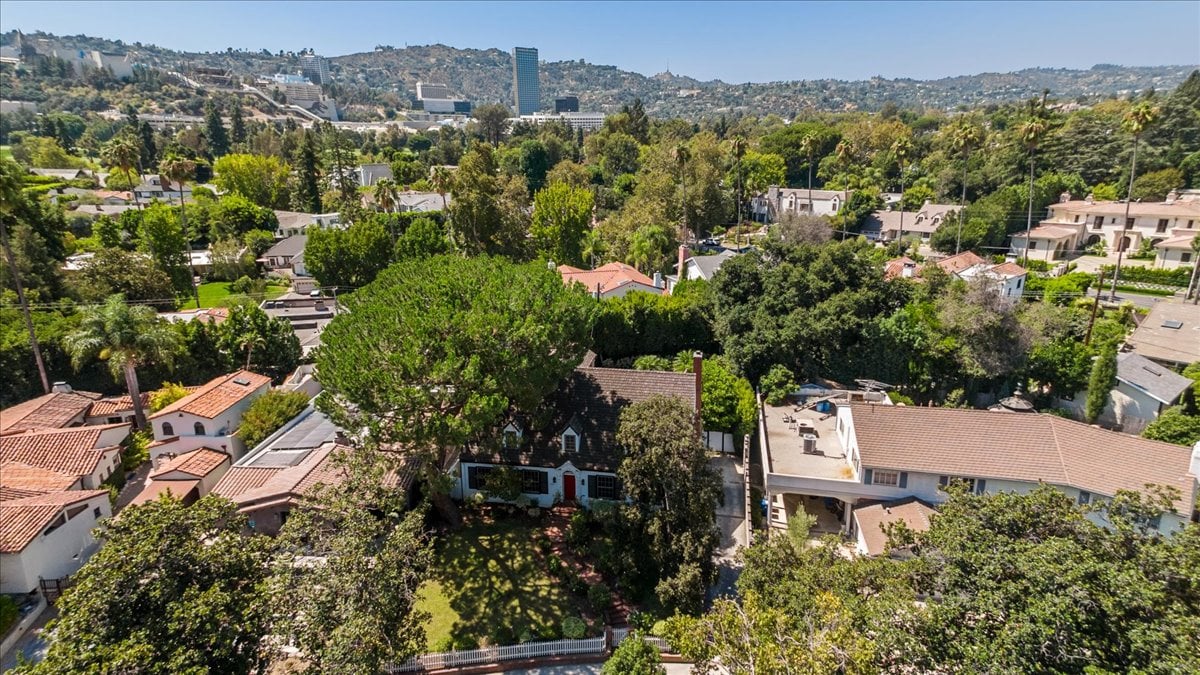 Toluca Lake 5  + 4 Traditional witih Pool & Guest House