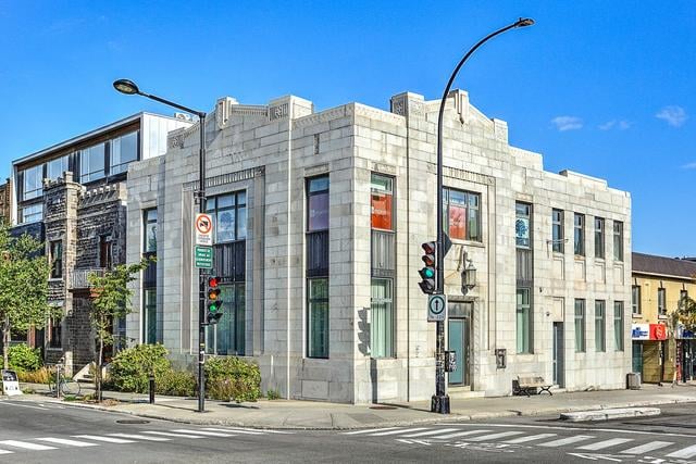 Plateau-Mont-Royal | Art Deco gem at the corner of Laurier