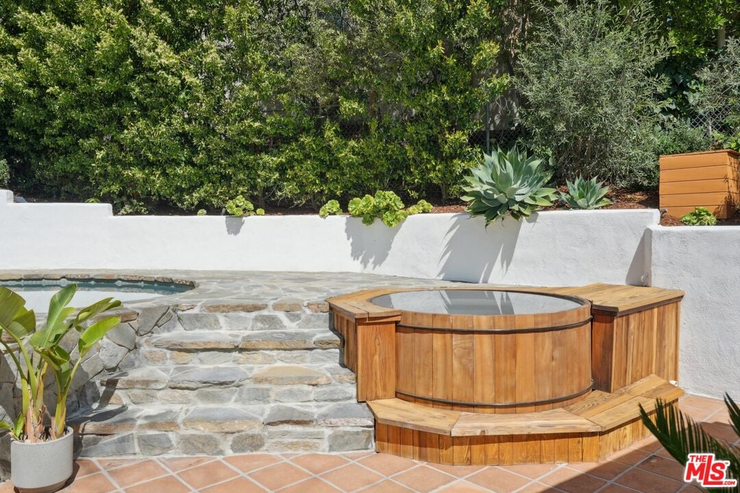 Sunset Crest Dr, 90046