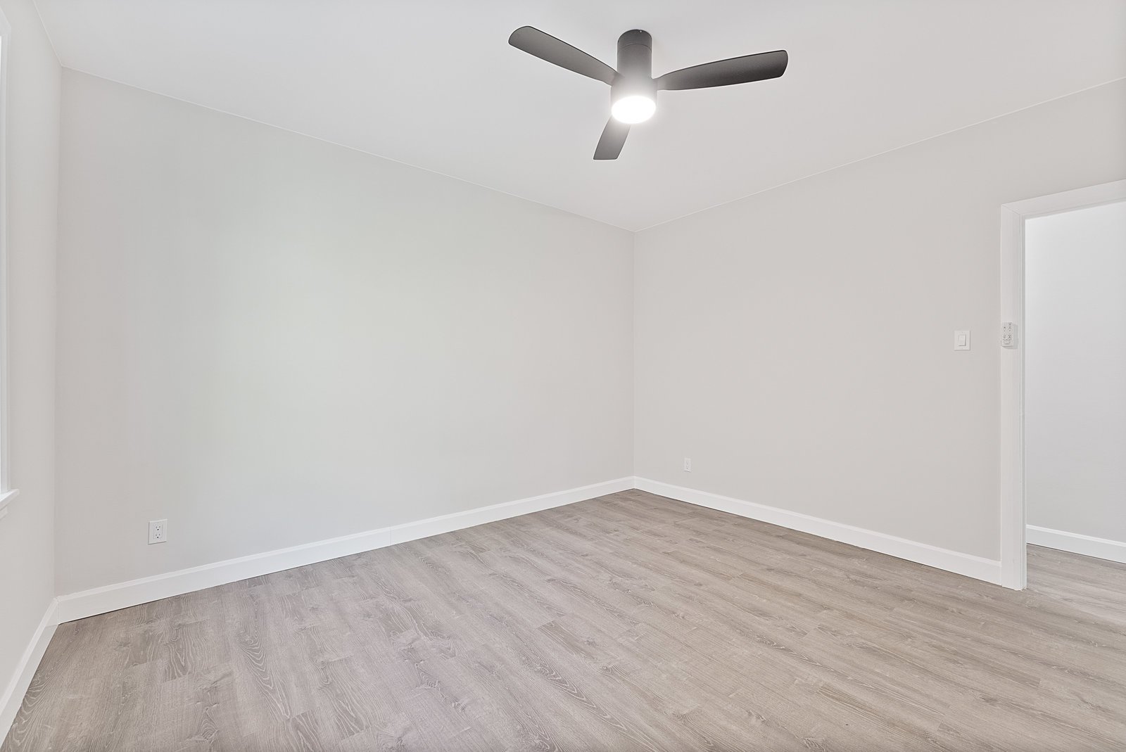 24 Shallmar Boulevard 311, Toronto C04 Unit: 311