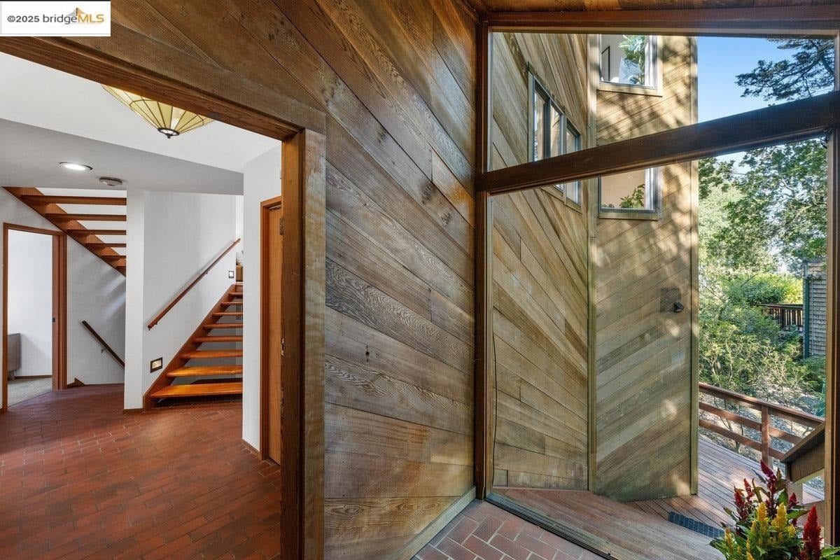 2112 Manzanita Dr
