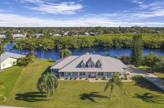 725 SW Wisper Bay Dr