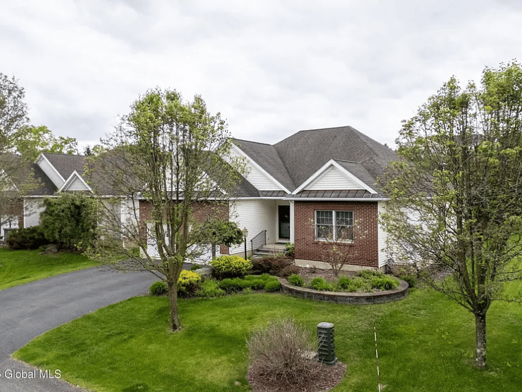 5 Conway Circle, Colonie, NY 12211