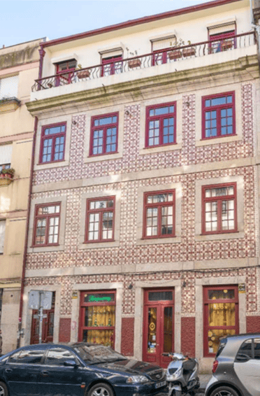 Prime Renovated Building in the Heart of Porto with Strong ROI Potential