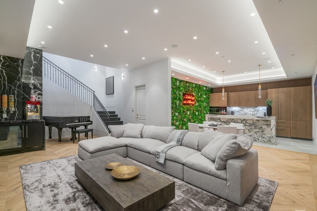 Silverreach Pavilion, N Hillcrest Rd, 90210