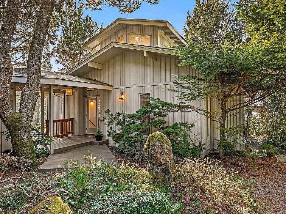 3 Ridge Crest Ln