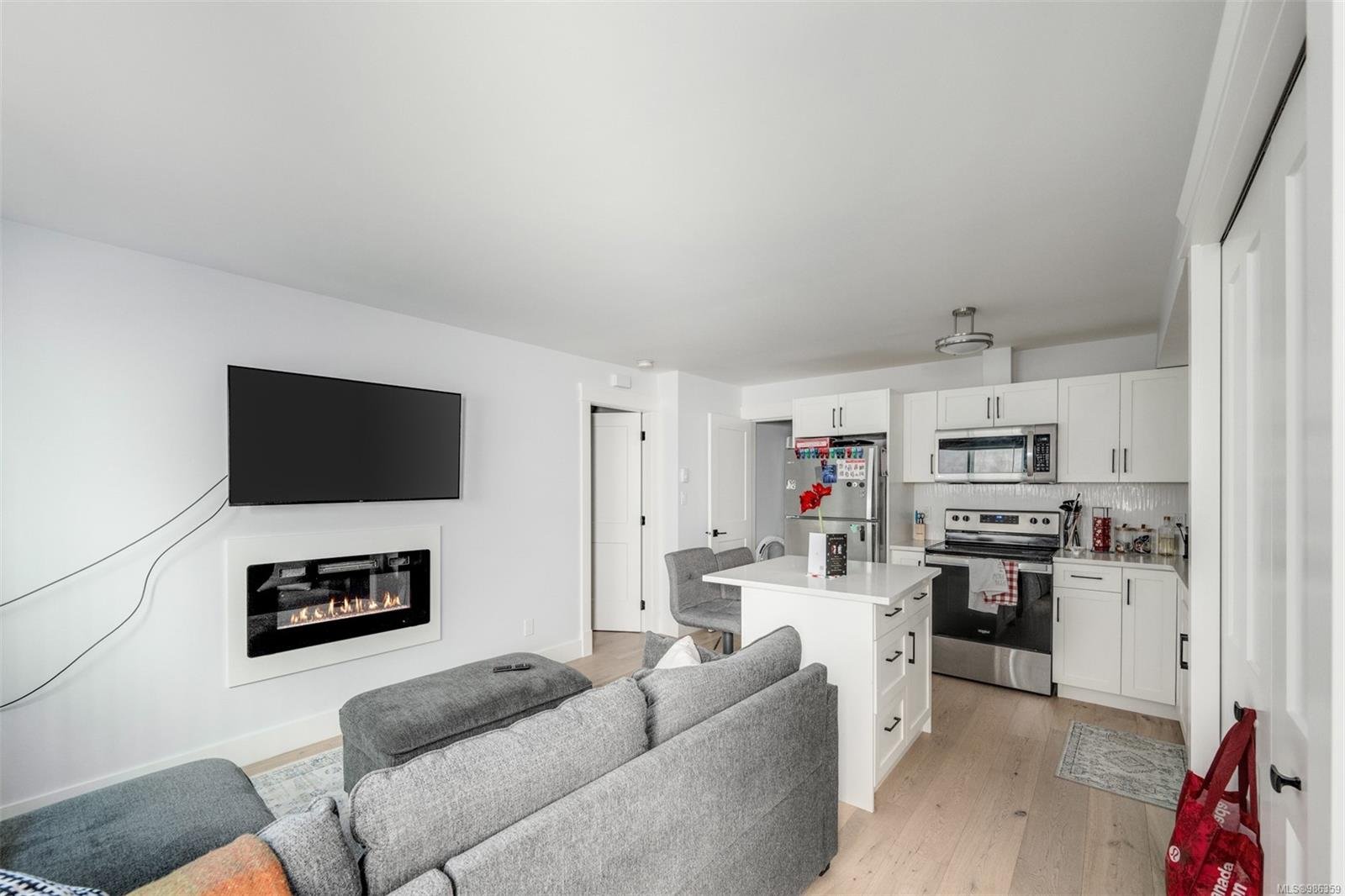 3880 Cadboro Bay Rd