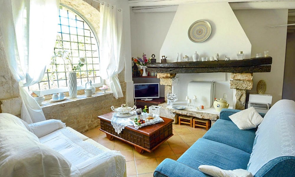 Character Filled Trulli With Pool Near Castellana Grotte