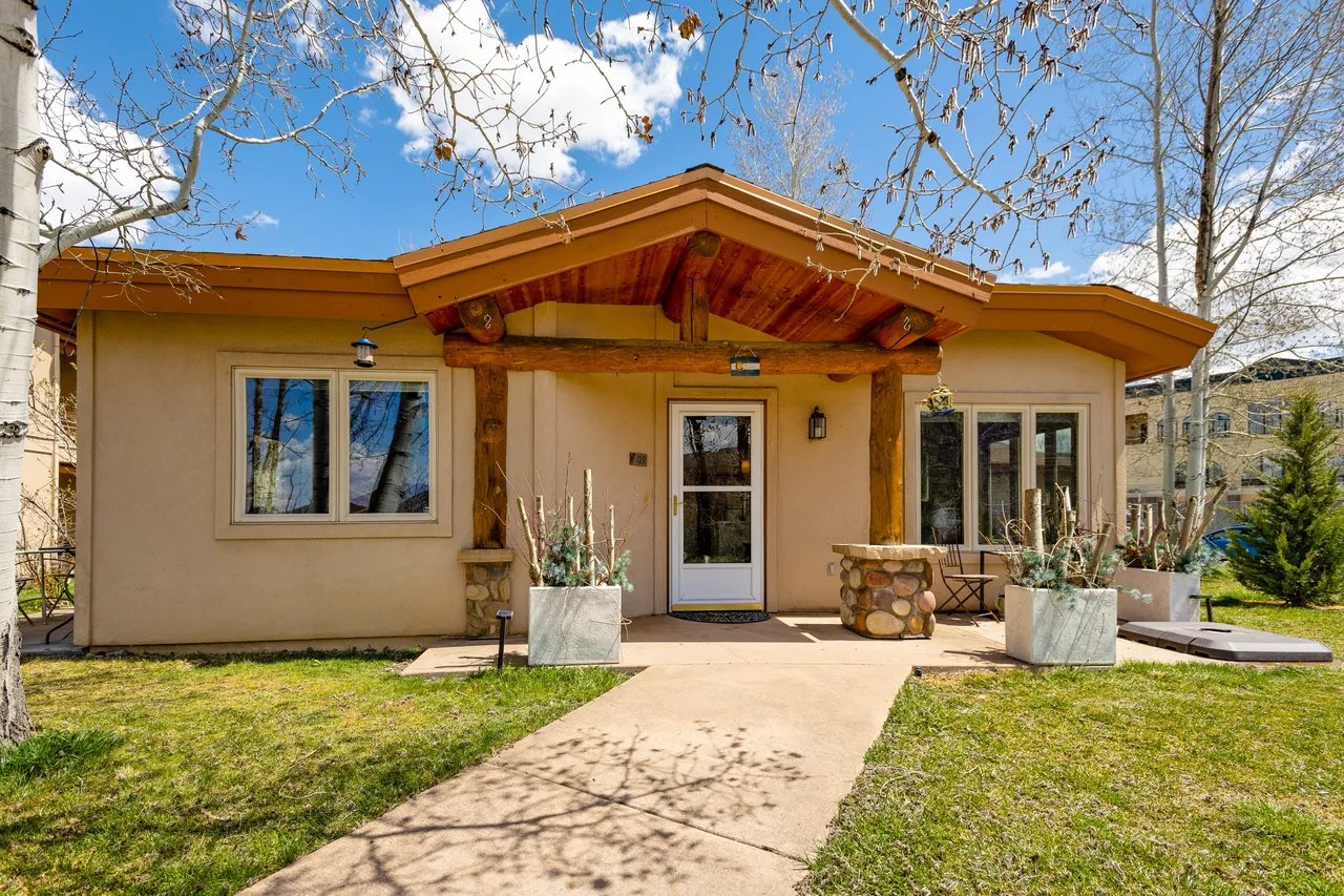1400 E Valley Rd