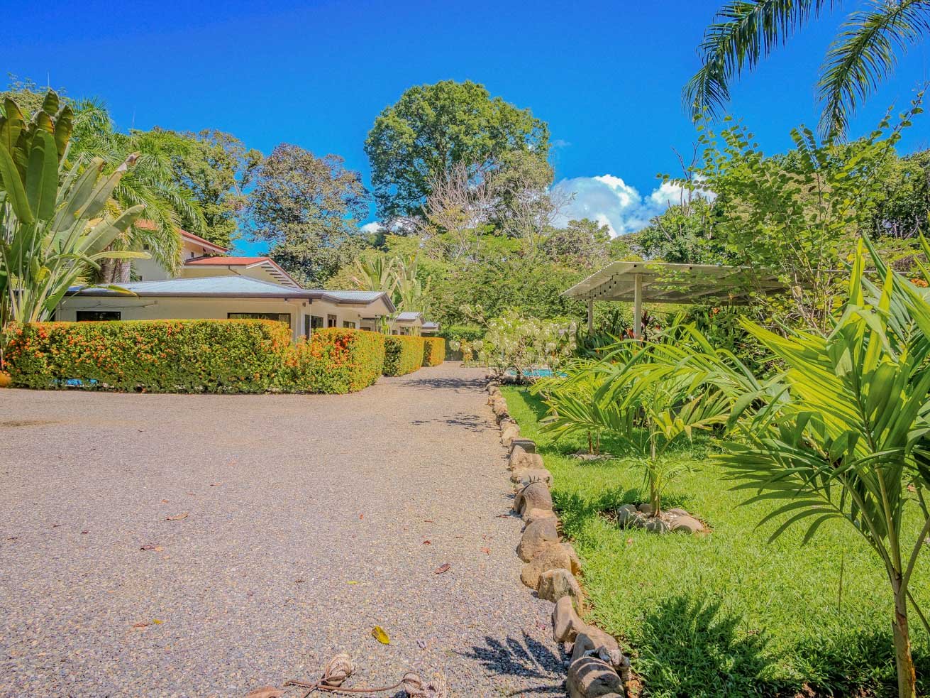 Tropical 3-Cabin Home with Pool and Gardens in the Heart of Uvita