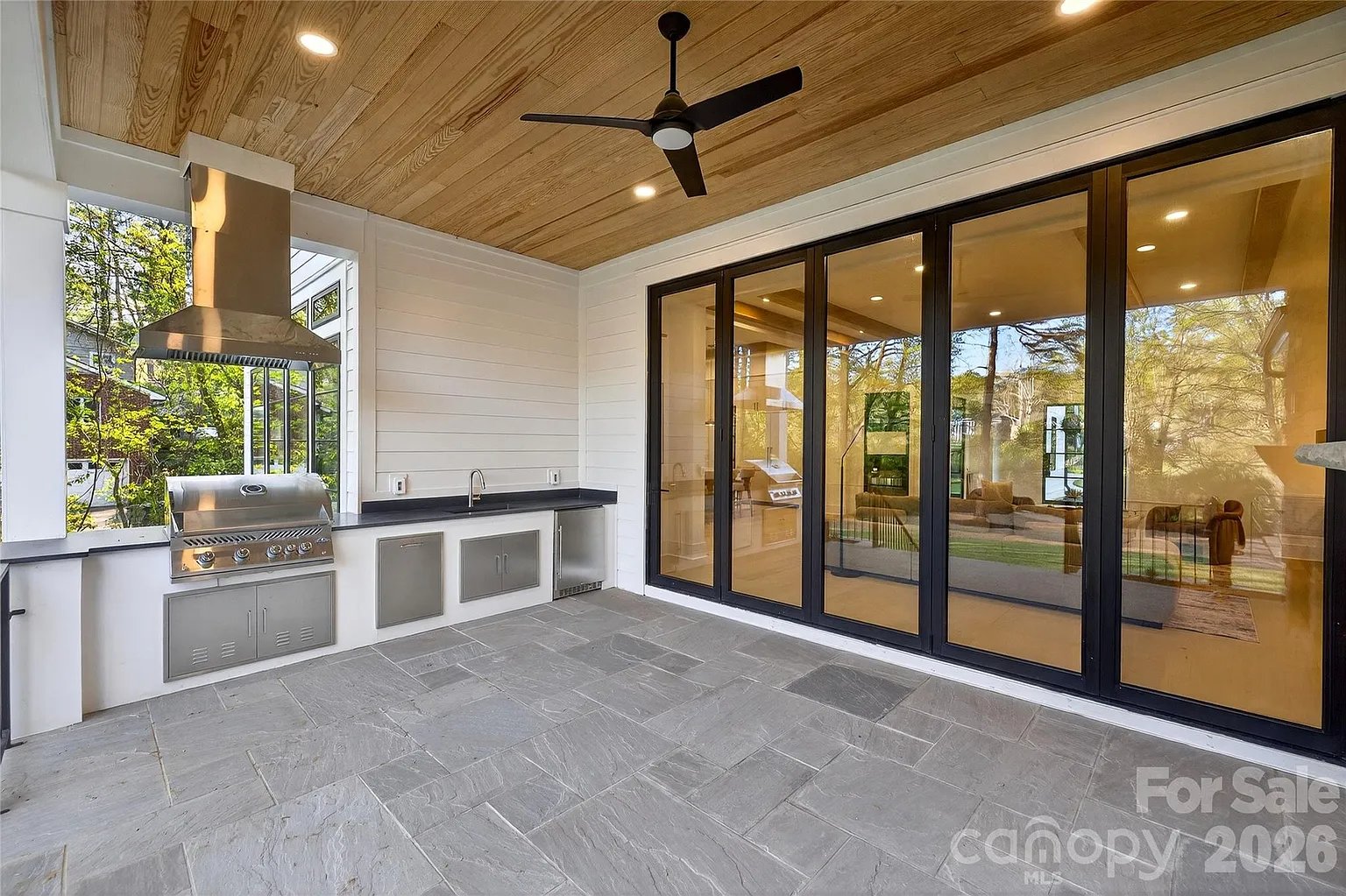 1209 Meadowood Ln