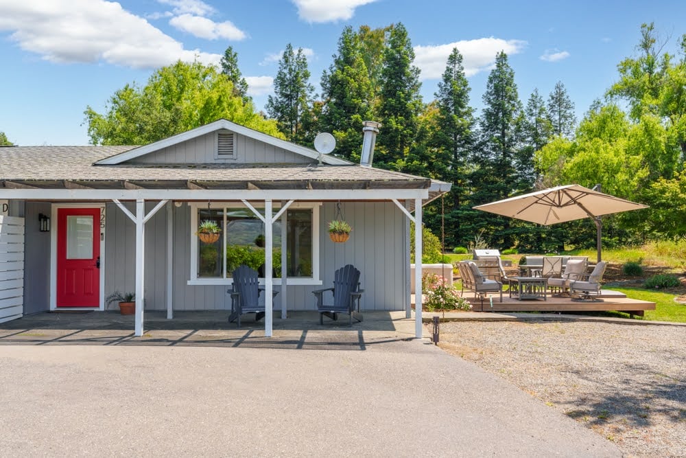 725 Lytton Station