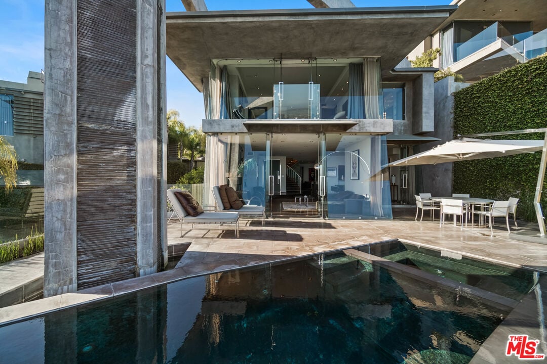 Luminor Crest, Viewmont Dr, 90069