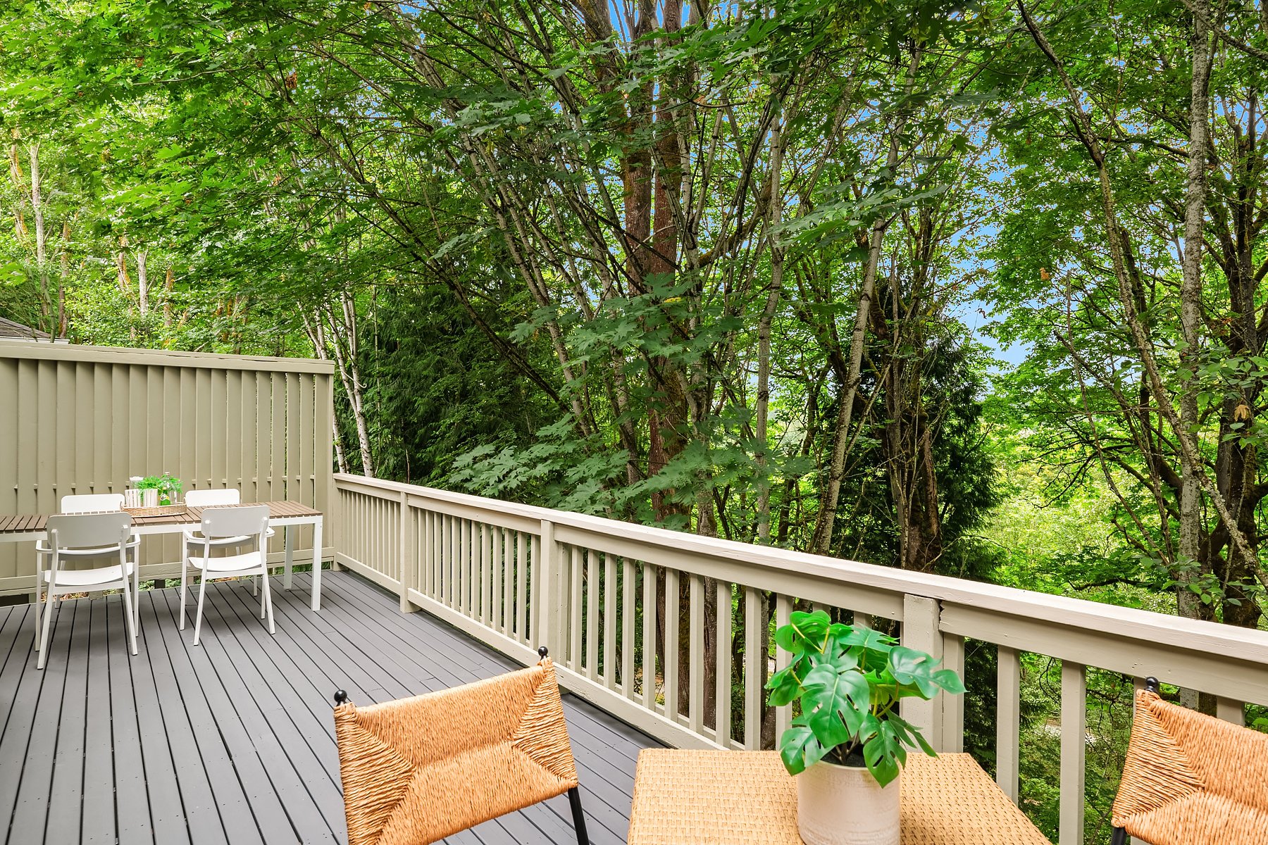 Quiet Elegance in Kirkland: Ideal Location & Natural Beauty