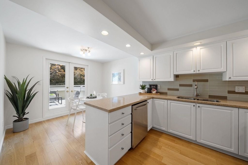 3377 Capilano Cres, #206
