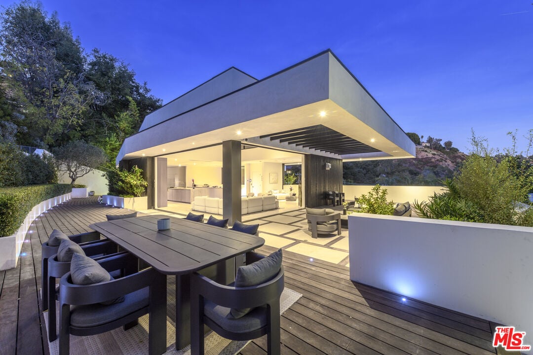 Pinnacle Manor, Willow Glen Rd, 90046