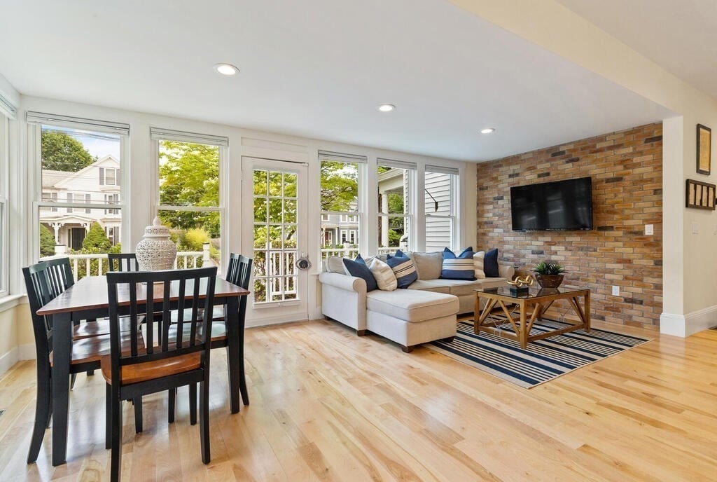 327 Commonwealth Ave