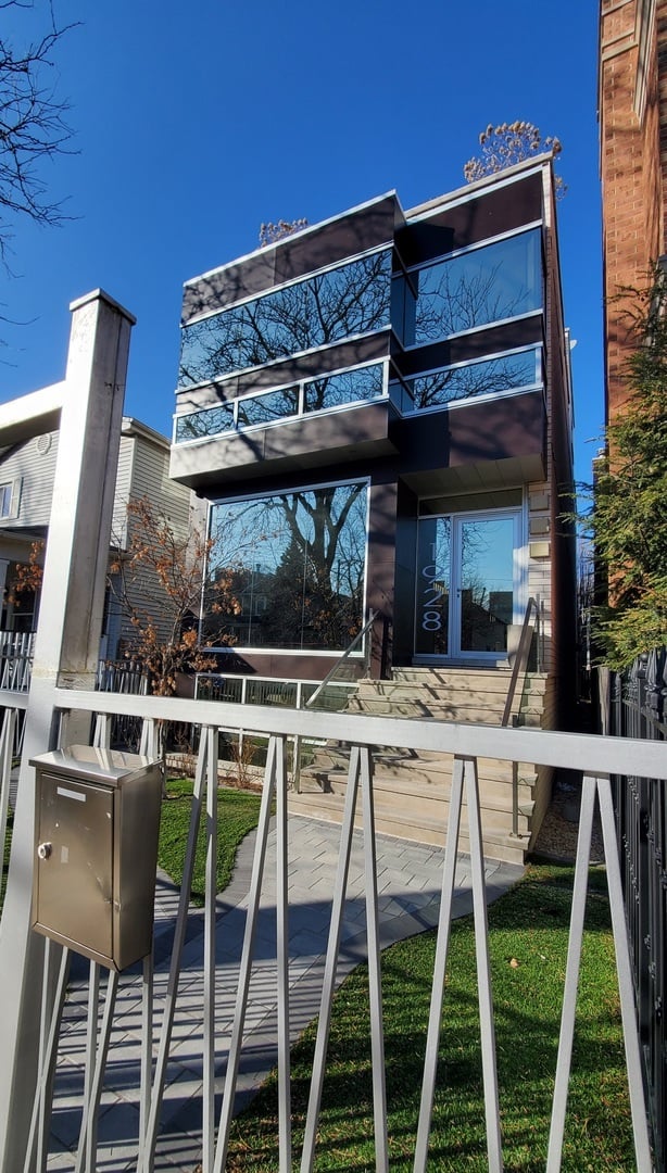 1928 W WOLFRAM ST