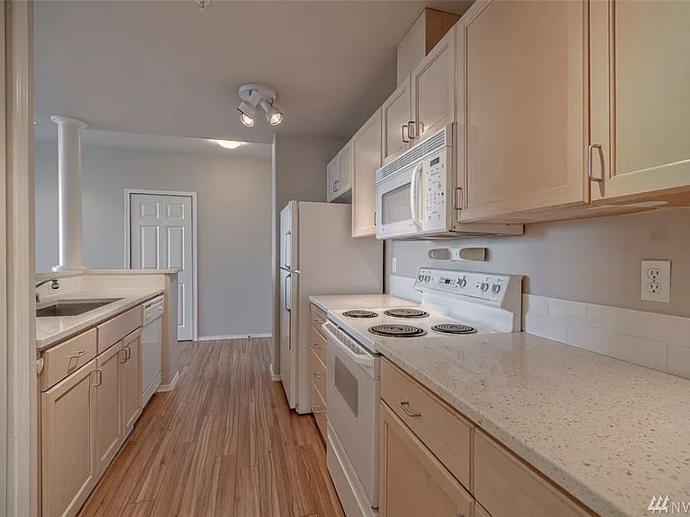 3221 SW Avalon Way #205