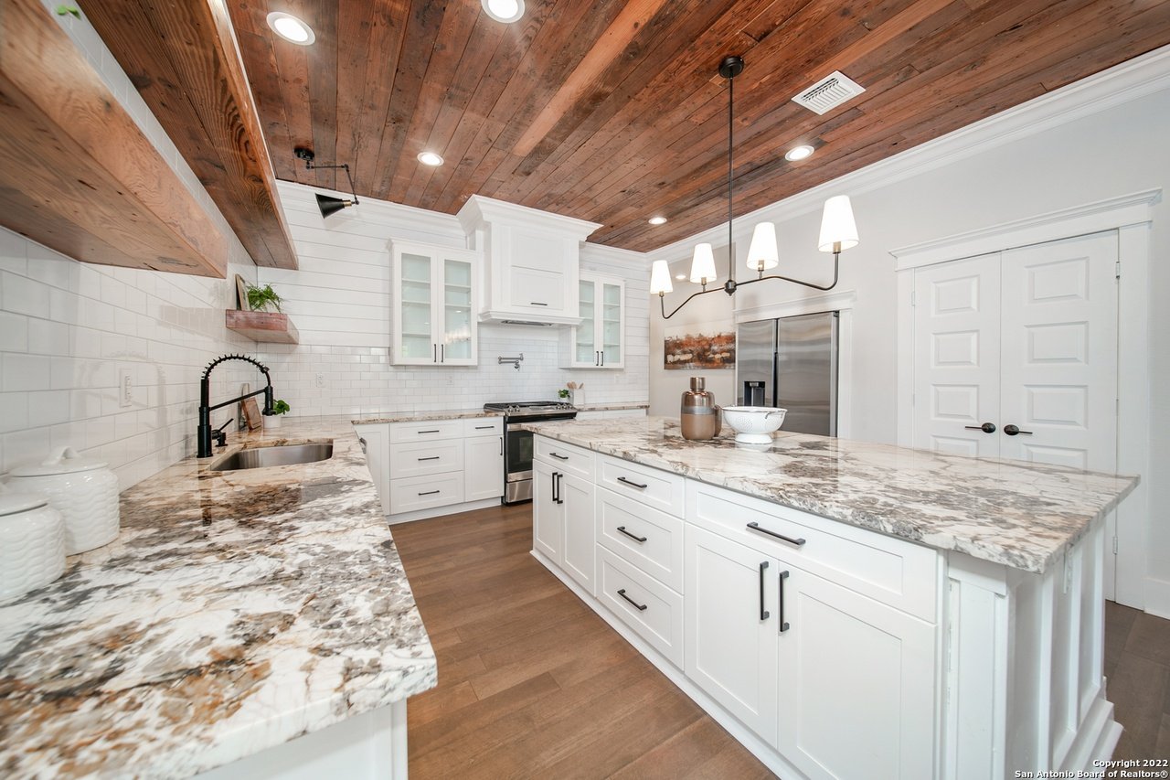 925 Burleson